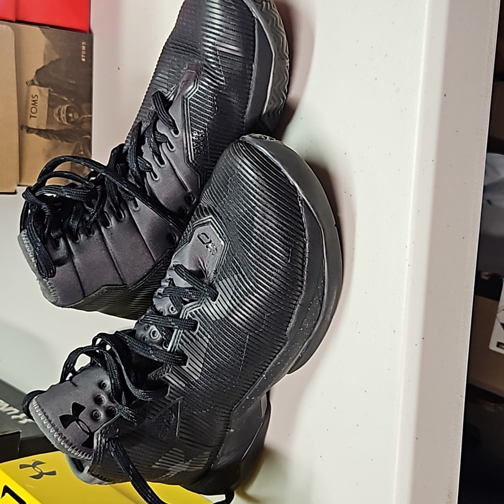 Under Armour 5Y Basketball shoes